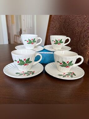 Set of 4 VTG Unmarked SCIO Holly Christmas Swirl Scalloped Cup & Saucer Sets